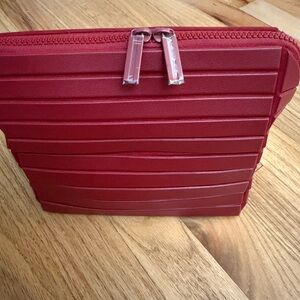 Parallelle dark red small makeup case